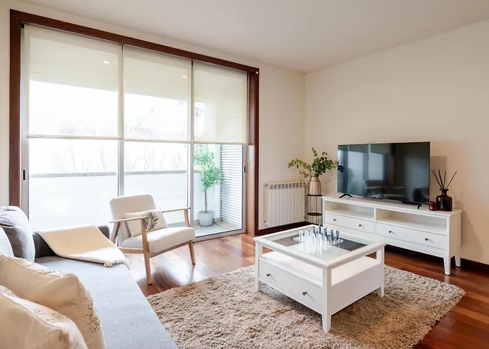 Apartment Modern & Spacious Flat With Garage By Hostwise