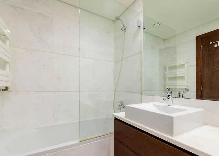 Modern & Spacious Flat With Garage By Hostwise *