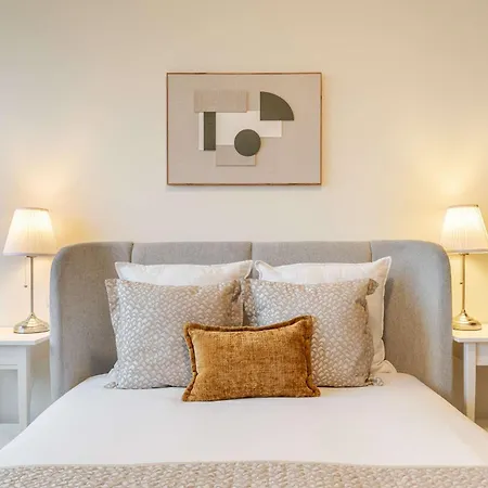 Apartament Modern & Spacious Flat With Garage By Hostwise