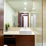 Apartment Modern & Spacious Flat With Garage By Hostwise