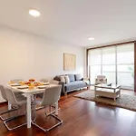 Apartment Modern & Spacious Flat With Garage By Hostwise