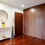 Daire Modern & Spacious Flat With Garage By Hostwise