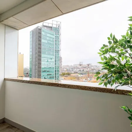 Modern & Spacious Flat With Garage By Hostwise ポルト