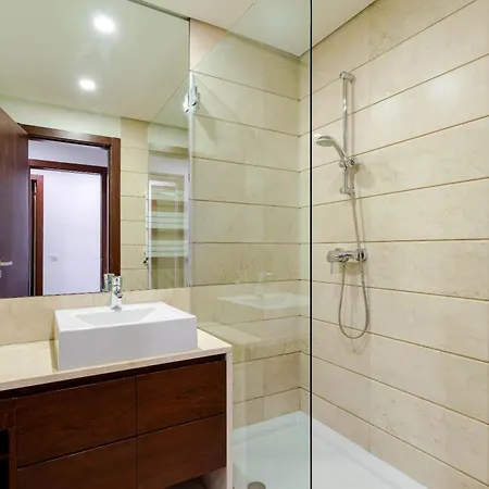 Modern & Spacious Flat With Garage By Hostwise アパート