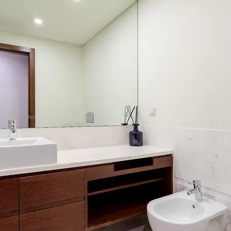 Modern & Spacious Flat With Garage By Hostwise * ポルト