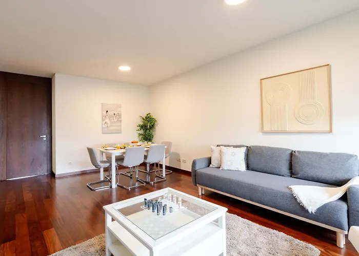 Modern & Spacious Flat With Garage By Hostwise *