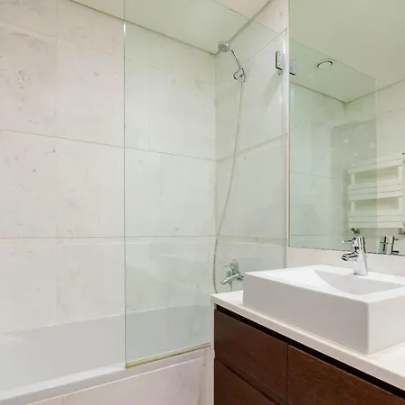 Modern & Spacious Flat With Garage By Hostwise *