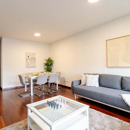 Modern & Spacious Flat With Garage By Hostwise *