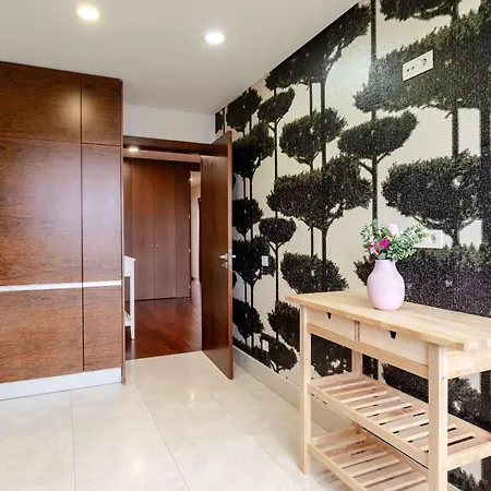 Modern & Spacious Flat With Garage By Hostwise شقة فيلا نوفا دي غايا