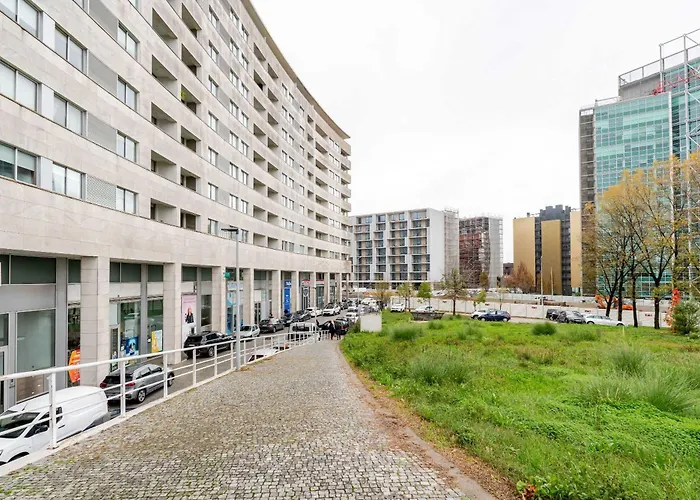 Modern & Spacious Flat With Garage By Hostwise Daire *